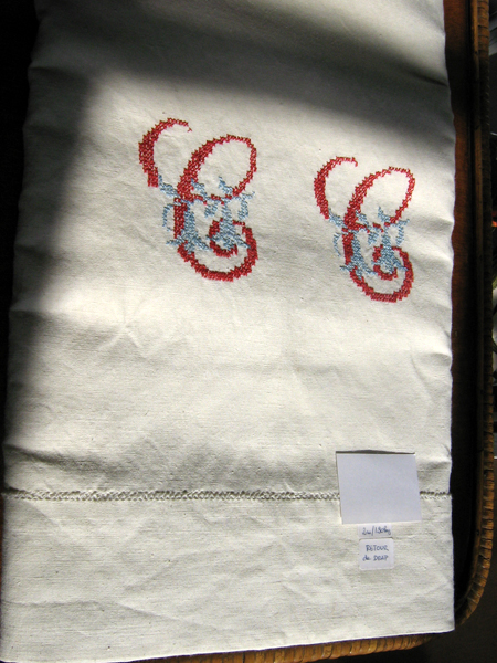 Echantillon ancien de drap en lin ou métis de 1.40 m de haut brodé à la main aux points de croix rouges et bleus aux initiales CC